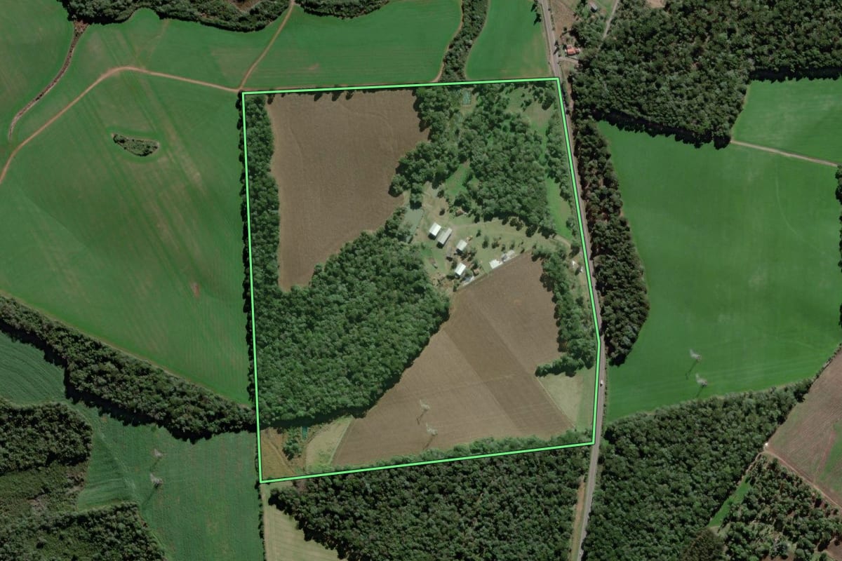 Imagem de satélite do imóvel rural em São Mateus do Sul (PR), com o contorno declarado no CAR desenhado por cima.
