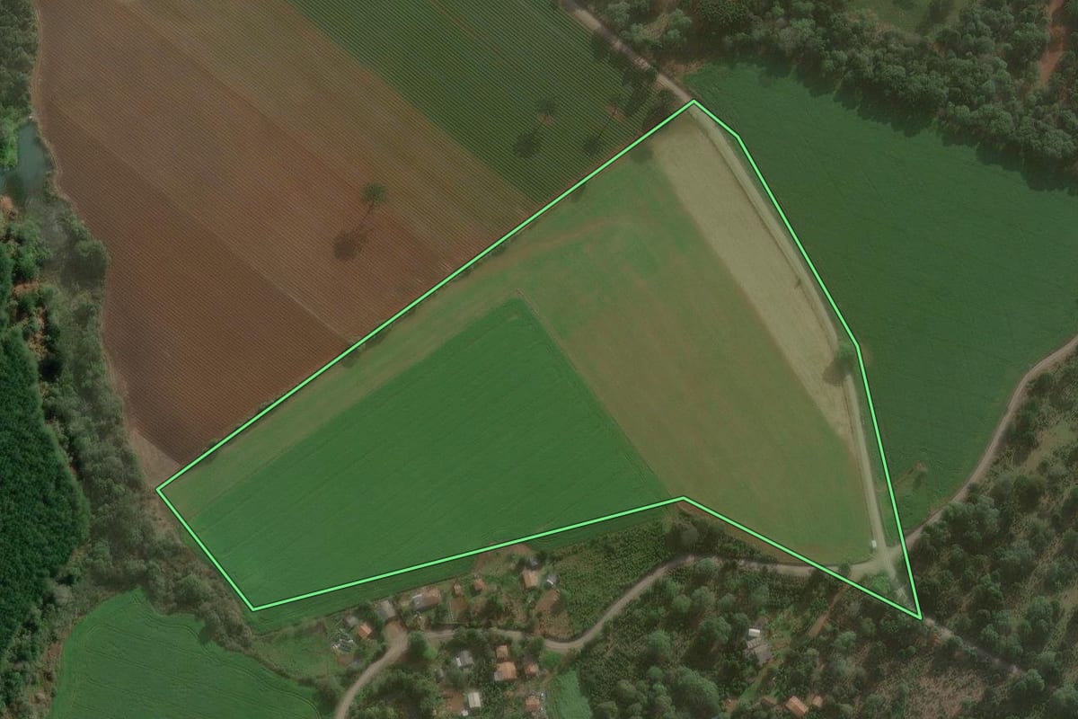 Imagem de satélite do imóvel rural em São Mateus do Sul (PR), com o contorno declarado no CAR desenhado por cima.