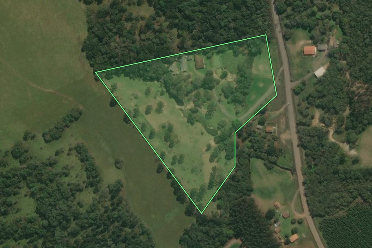 Imagem de satélite do imóvel rural em São Mateus do Sul (PR), com o contorno declarado no CAR desenhado por cima.