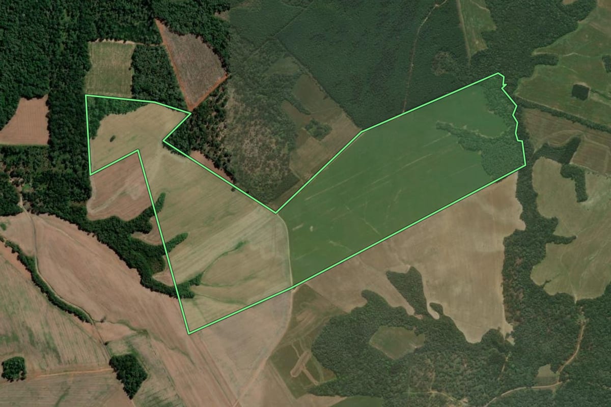 Imagem de satélite do imóvel rural em São Mateus do Sul (PR), com o contorno declarado no CAR desenhado por cima.