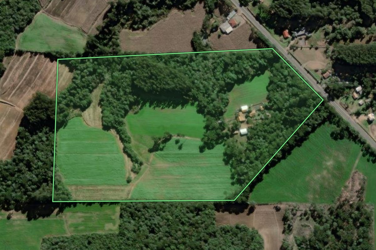 Imagem de satélite do imóvel rural em São Mateus do Sul (PR), com o contorno declarado no CAR desenhado por cima.