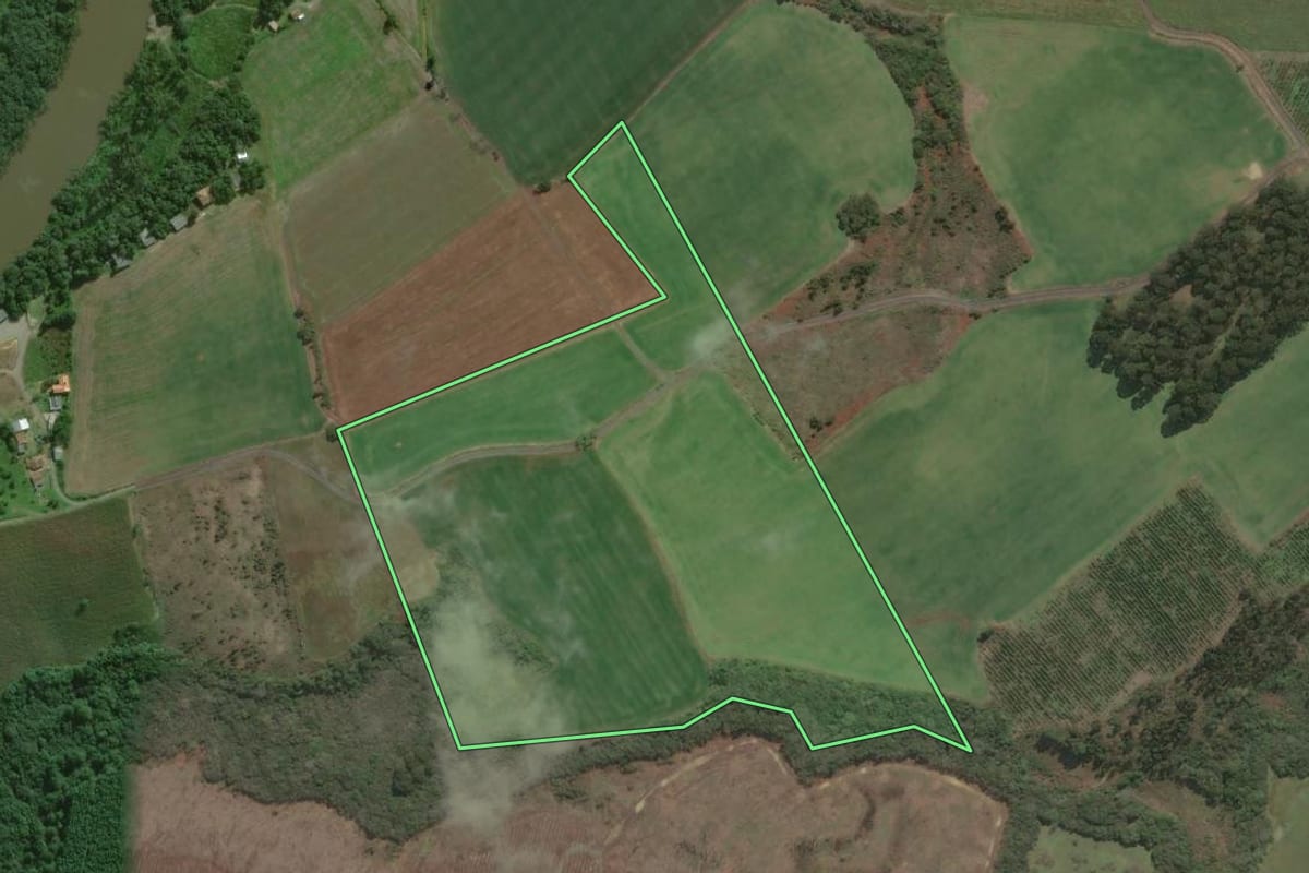 Imagem de satélite do imóvel rural em São Mateus do Sul (PR), com o contorno declarado no CAR desenhado por cima.