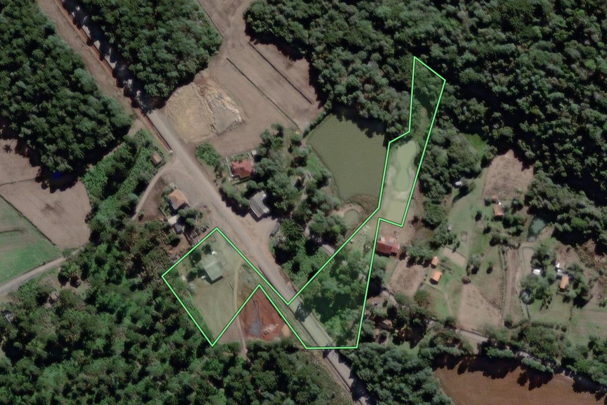 Imagem de satélite do imóvel rural em São Mateus do Sul (PR), com o contorno declarado no CAR desenhado por cima.