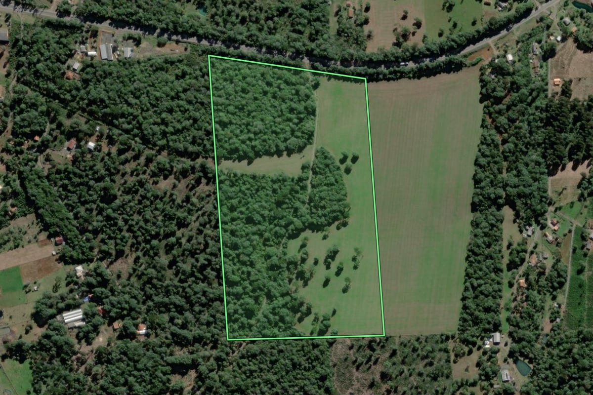Imagem de satélite do imóvel rural em São Mateus do Sul (PR), com o contorno declarado no CAR desenhado por cima.