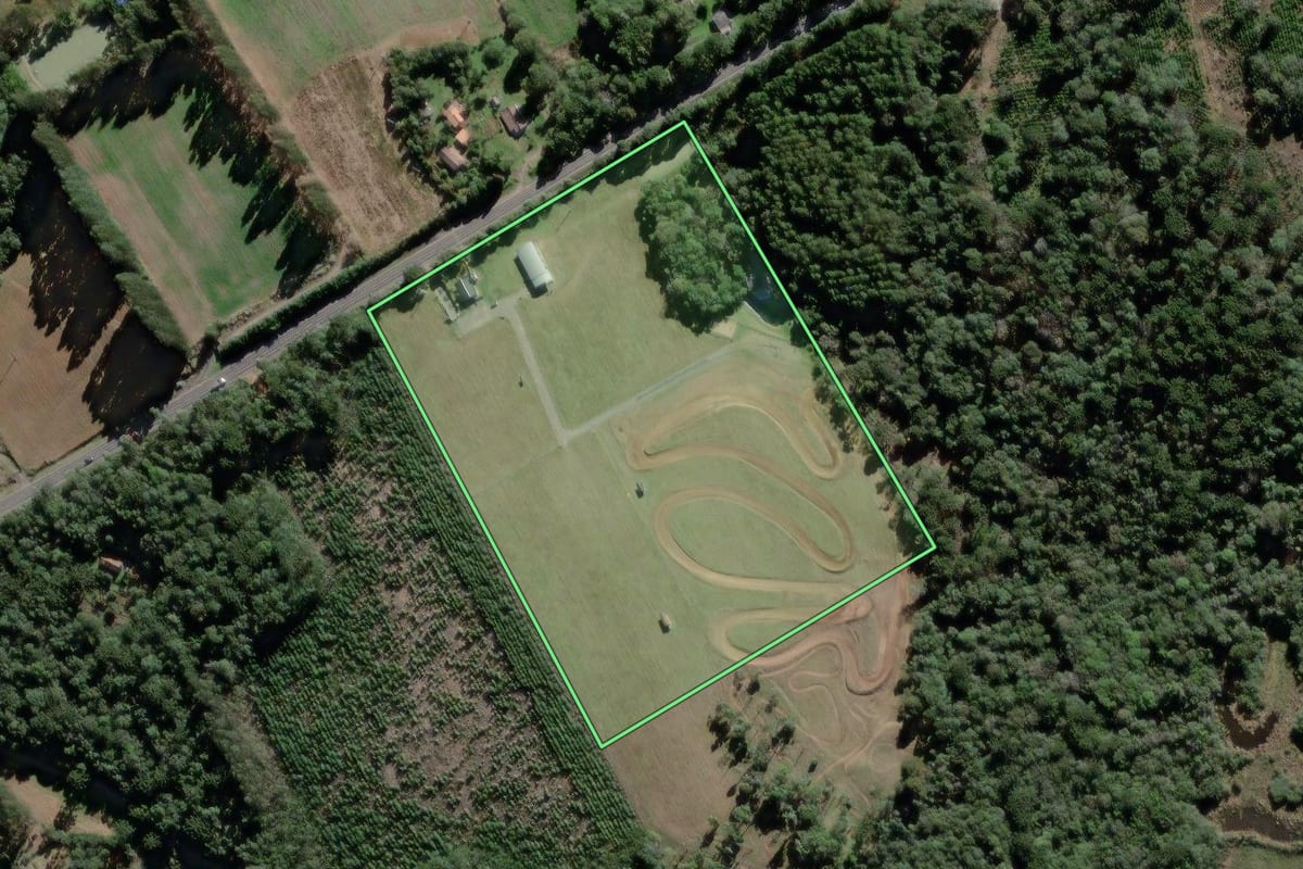 Imagem de satélite do imóvel rural em São Mateus do Sul (PR), com o contorno declarado no CAR desenhado por cima.