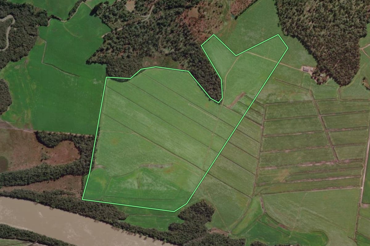 Imagem de satélite do imóvel rural em São Mateus do Sul (PR), com o contorno declarado no CAR desenhado por cima.