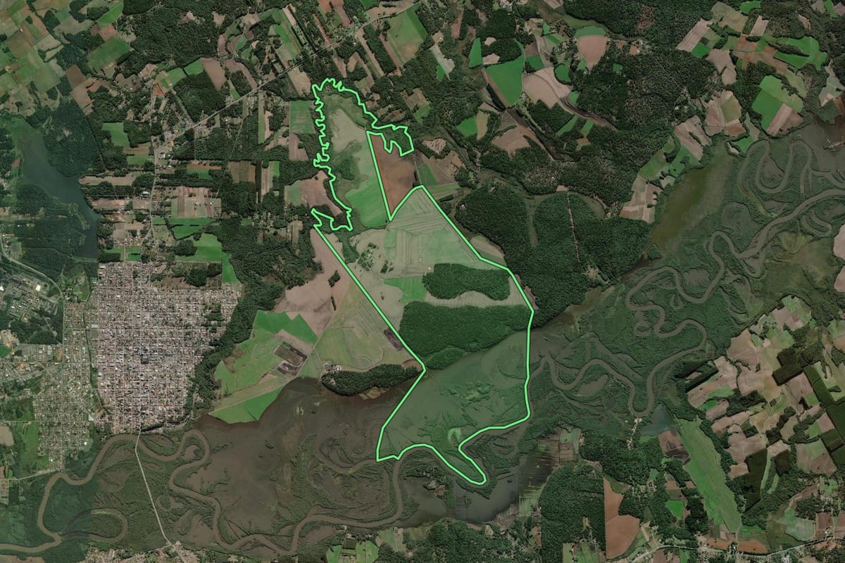 Imagem de satélite do imóvel rural em São Mateus do Sul (PR), com o contorno declarado no CAR desenhado por cima.