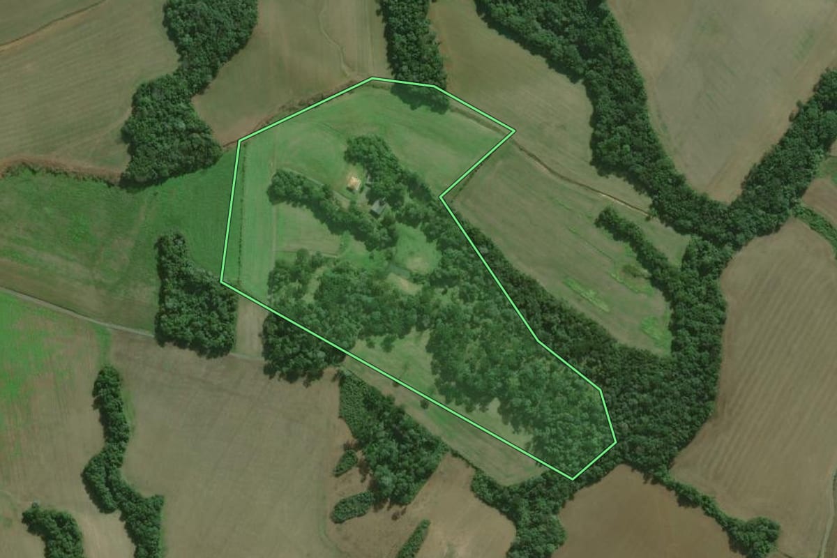 Imagem de satélite do imóvel rural em São Mateus do Sul (PR), com o contorno declarado no CAR desenhado por cima.