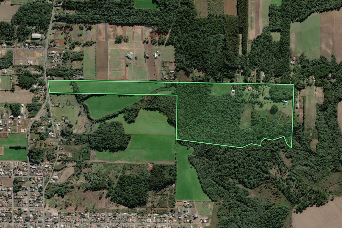 Imagem de satélite do imóvel rural em São Mateus do Sul (PR), com o contorno declarado no CAR desenhado por cima.