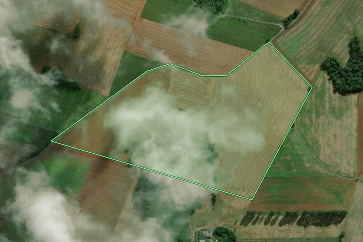 Imagem de satélite do imóvel rural em São Mateus do Sul (PR), com o contorno declarado no CAR desenhado por cima.