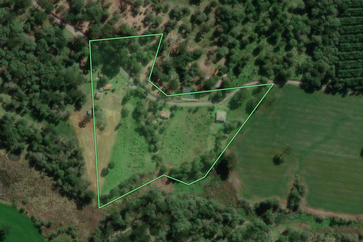 Imagem de satélite do imóvel rural em São Mateus do Sul (PR), com o contorno declarado no CAR desenhado por cima.