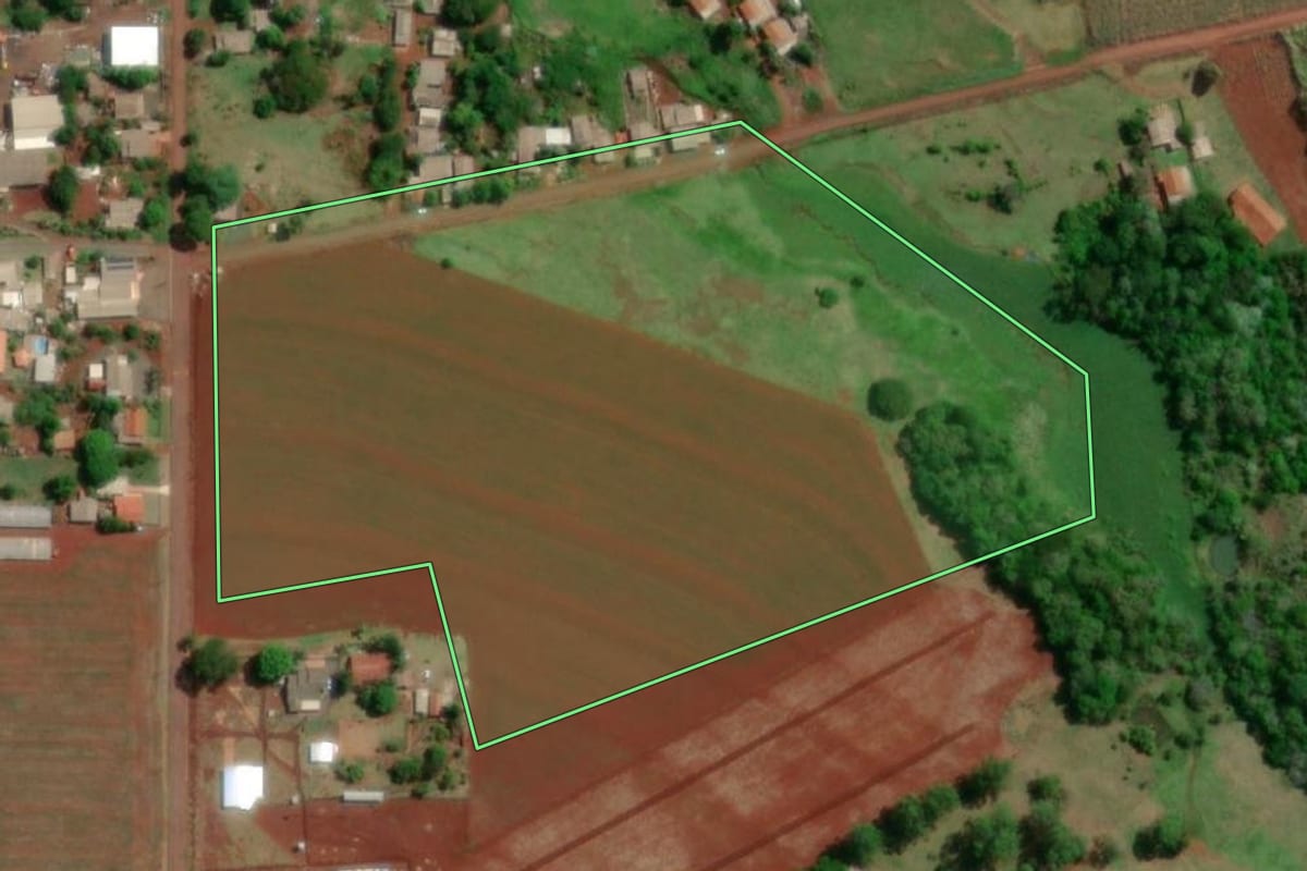 Imagem de satélite do imóvel rural em São Miguel do Iguaçu (PR), com o contorno declarado no CAR desenhado por cima.