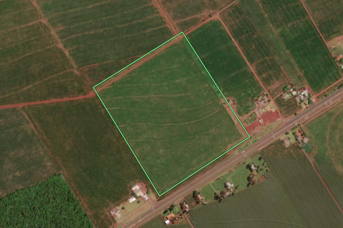 Imagem de satélite do imóvel rural em São Miguel do Iguaçu (PR), com o contorno declarado no CAR desenhado por cima.