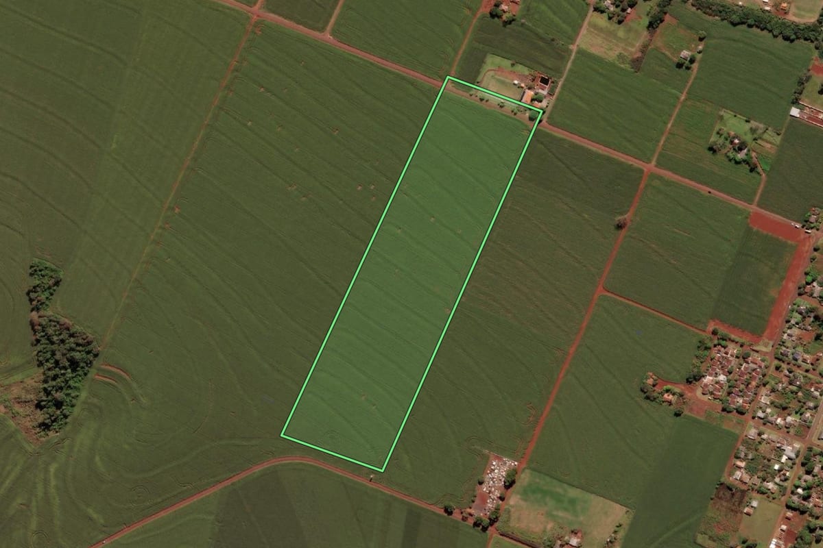 Imagem de satélite do imóvel rural em São Miguel do Iguaçu (PR), com o contorno declarado no CAR desenhado por cima.