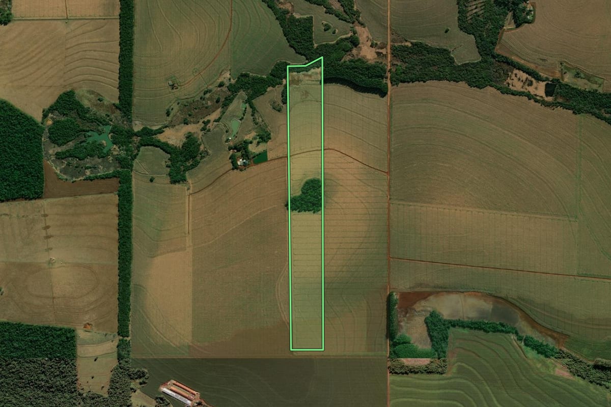 Imagem de satélite do imóvel rural em São Miguel do Iguaçu (PR), com o contorno declarado no CAR desenhado por cima.
