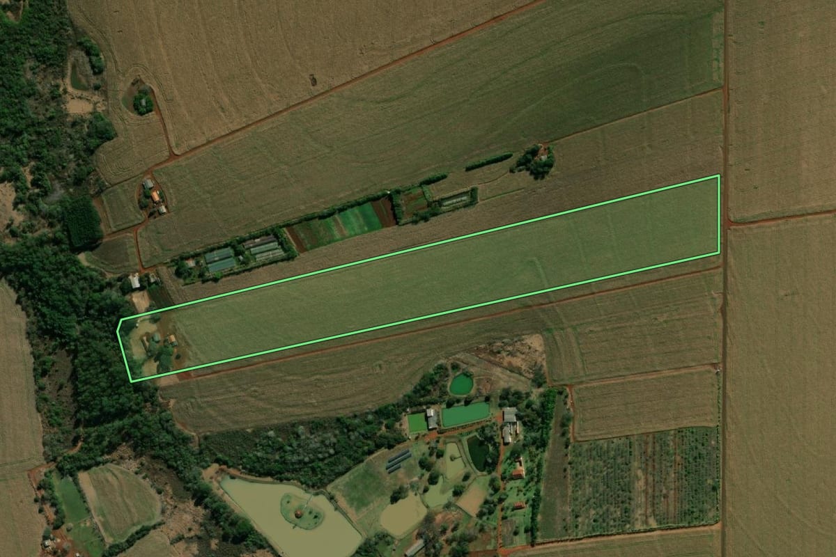 Imagem de satélite do imóvel rural em São Miguel do Iguaçu (PR), com o contorno declarado no CAR desenhado por cima.