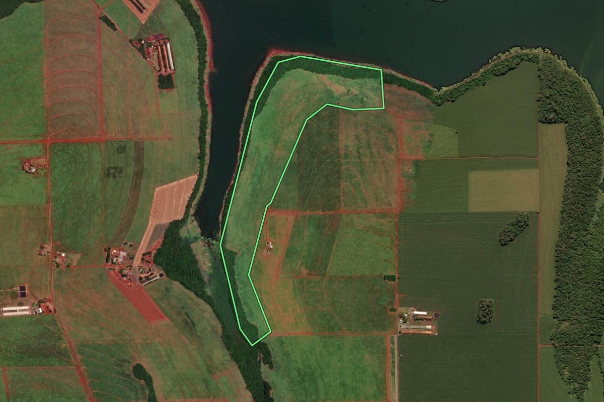 Imagem de satélite do imóvel rural em São Miguel do Iguaçu (PR), com o contorno declarado no CAR desenhado por cima.