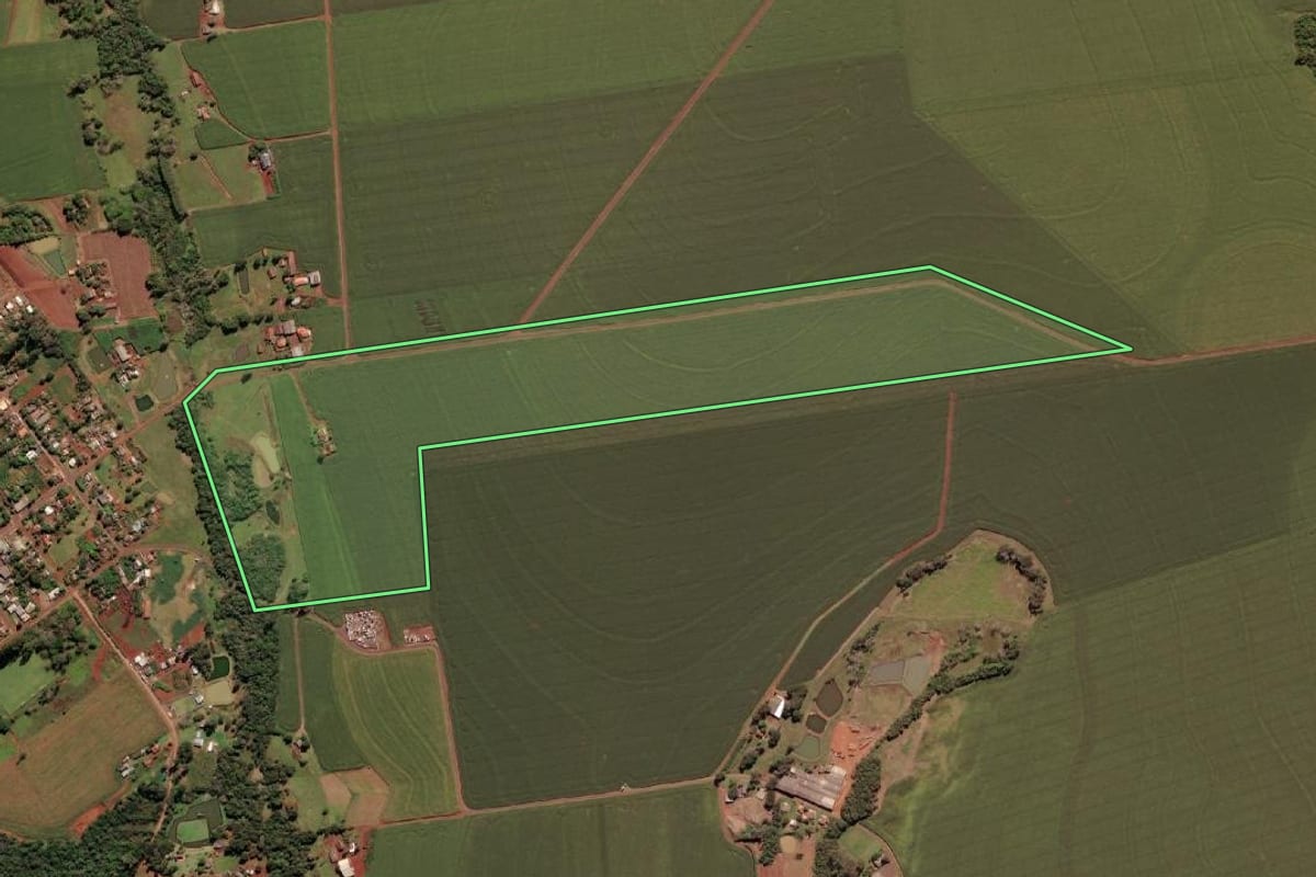 Imagem de satélite do imóvel rural em São Miguel do Iguaçu (PR), com o contorno declarado no CAR desenhado por cima.