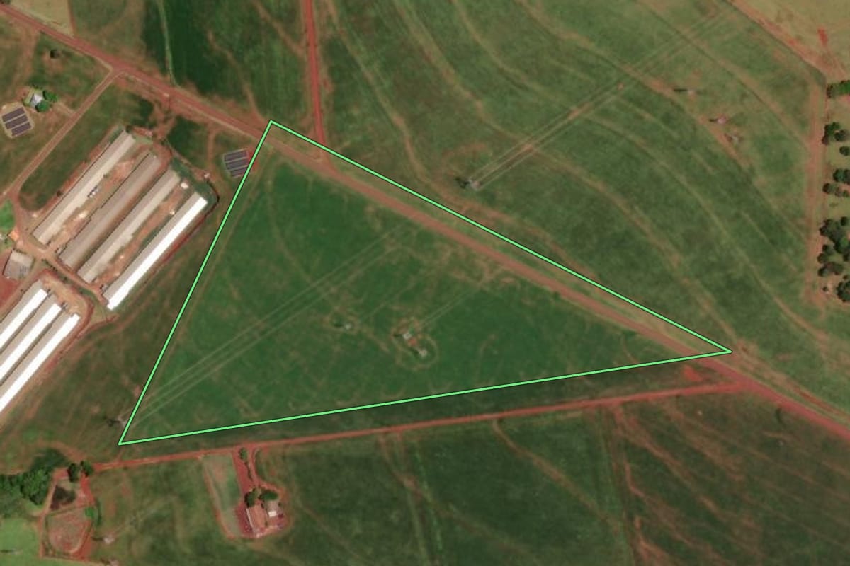 Imagem de satélite do imóvel rural em São Miguel do Iguaçu (PR), com o contorno declarado no CAR desenhado por cima.