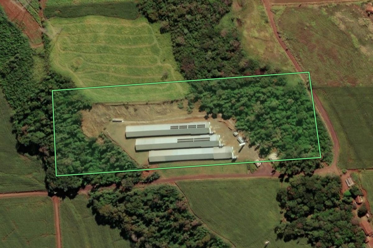 Imagem de satélite do imóvel rural em São Miguel do Iguaçu (PR), com o contorno declarado no CAR desenhado por cima.