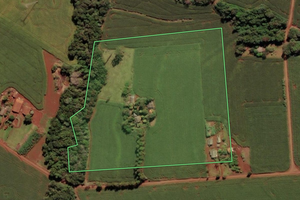 Imagem de satélite do imóvel rural em São Miguel do Iguaçu (PR), com o contorno declarado no CAR desenhado por cima.