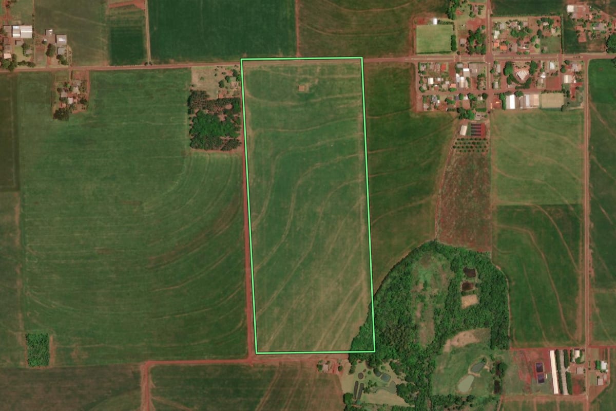 Imagem de satélite do imóvel rural em São Miguel do Iguaçu (PR), com o contorno declarado no CAR desenhado por cima.