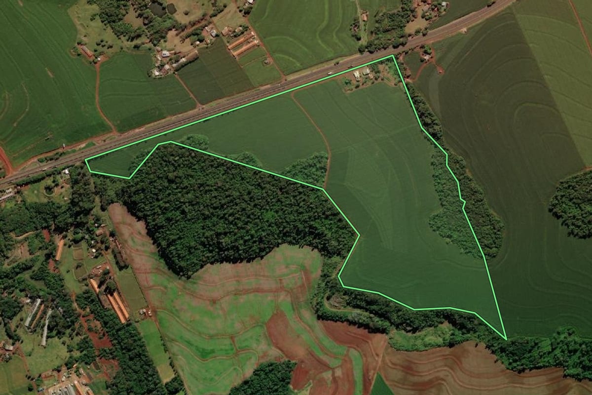 Imagem de satélite do imóvel rural em São Miguel do Iguaçu (PR), com o contorno declarado no CAR desenhado por cima.