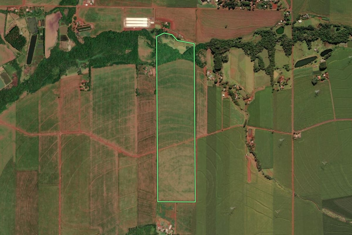 Imagem de satélite do imóvel rural em São Miguel do Iguaçu (PR), com o contorno declarado no CAR desenhado por cima.