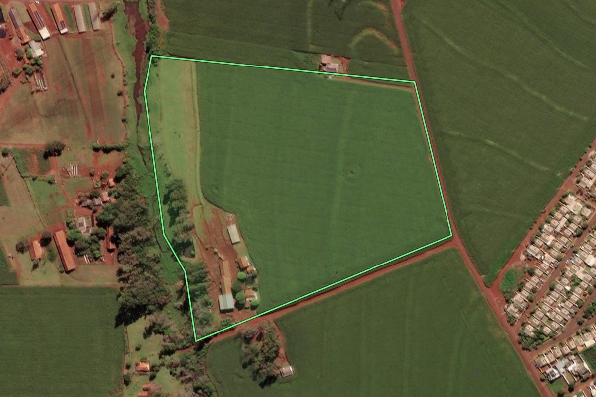 Imagem de satélite do imóvel rural em São Miguel do Iguaçu (PR), com o contorno declarado no CAR desenhado por cima.
