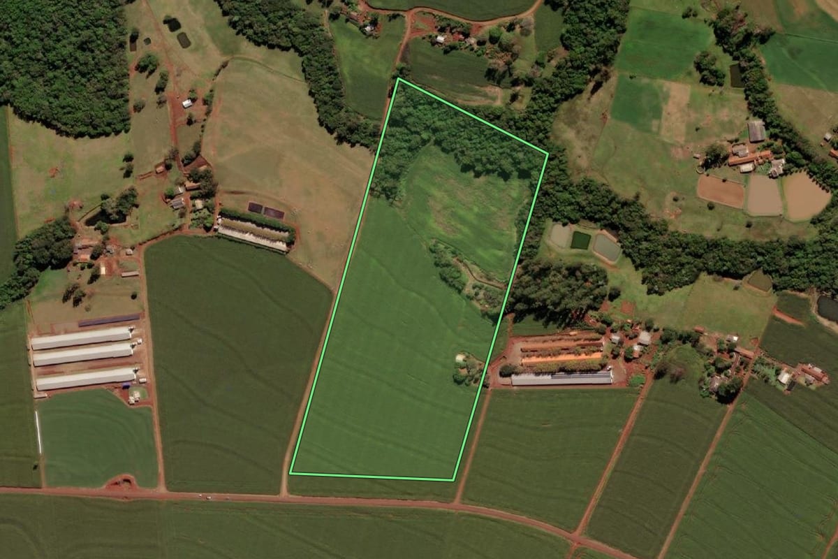 Imagem de satélite do imóvel rural em São Miguel do Iguaçu (PR), com o contorno declarado no CAR desenhado por cima.