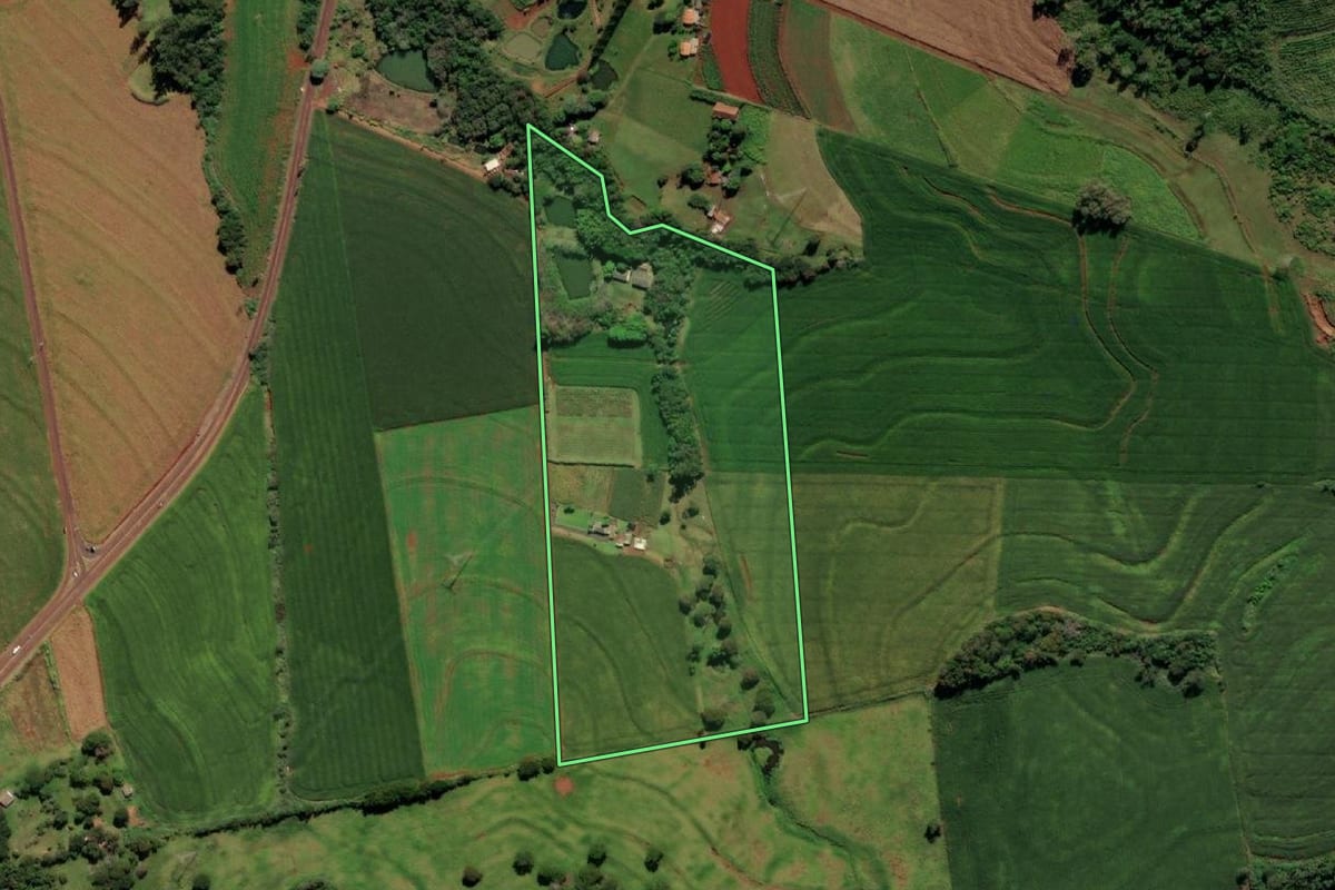 Imagem de satélite do imóvel rural em São Miguel do Iguaçu (PR), com o contorno declarado no CAR desenhado por cima.