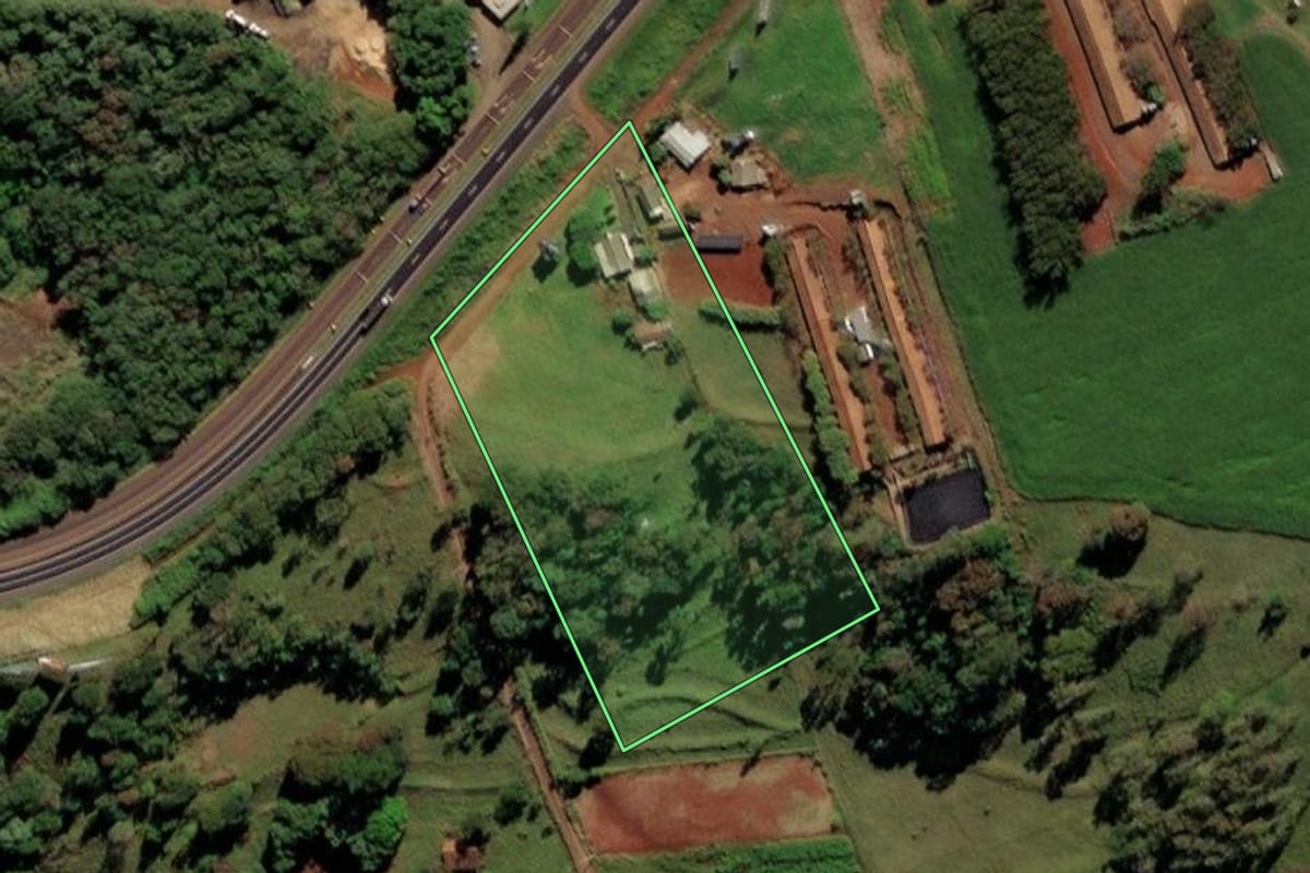 Imagem de satélite do imóvel rural em São Miguel do Iguaçu (PR), com o contorno declarado no CAR desenhado por cima.