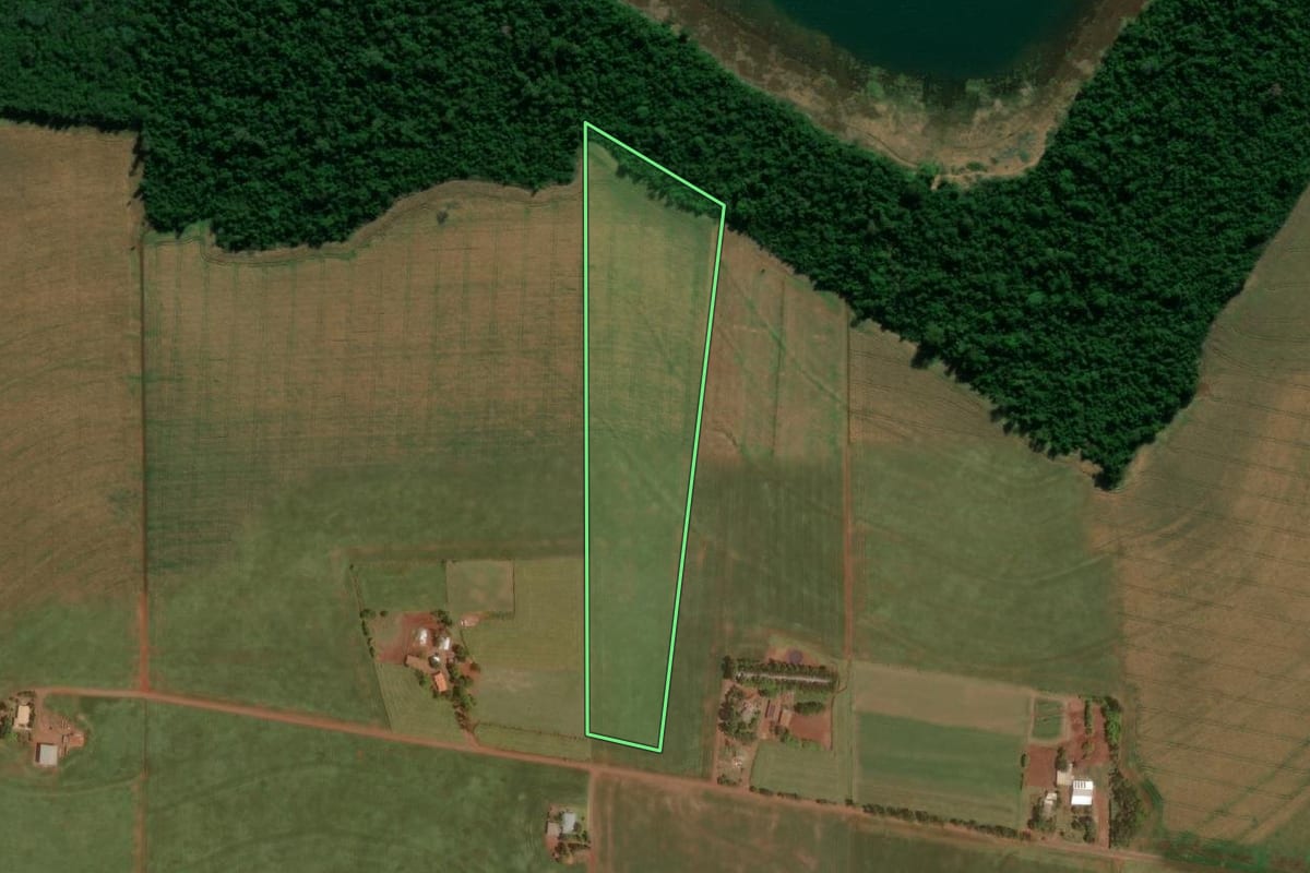 Imagem de satélite do imóvel rural em São Miguel do Iguaçu (PR), com o contorno declarado no CAR desenhado por cima.
