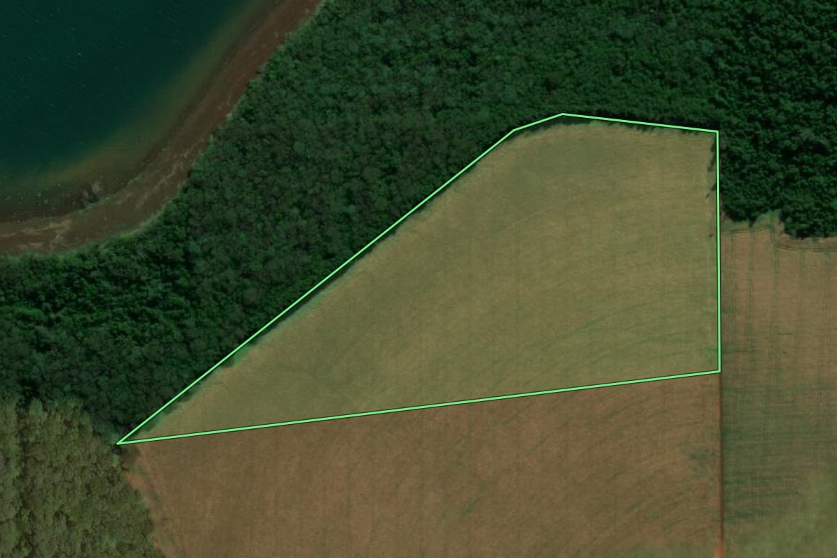 Imagem de satélite do imóvel rural em São Miguel do Iguaçu (PR), com o contorno declarado no CAR desenhado por cima.
