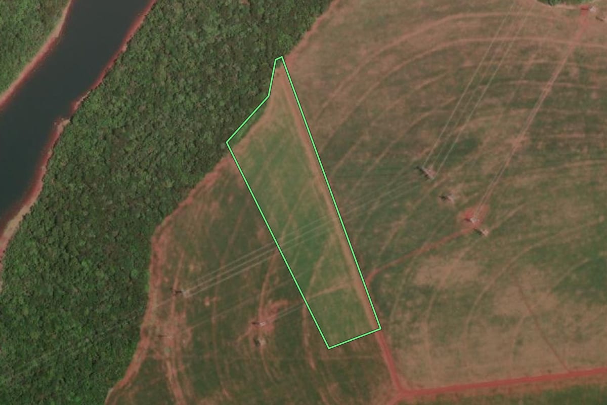 Imagem de satélite do imóvel rural em São Miguel do Iguaçu (PR), com o contorno declarado no CAR desenhado por cima.