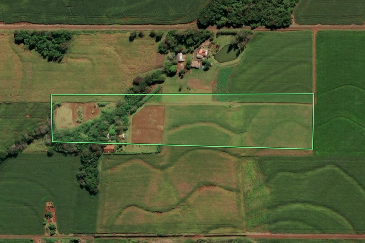 Imagem de satélite do imóvel rural em São Miguel do Iguaçu (PR), com o contorno declarado no CAR desenhado por cima.