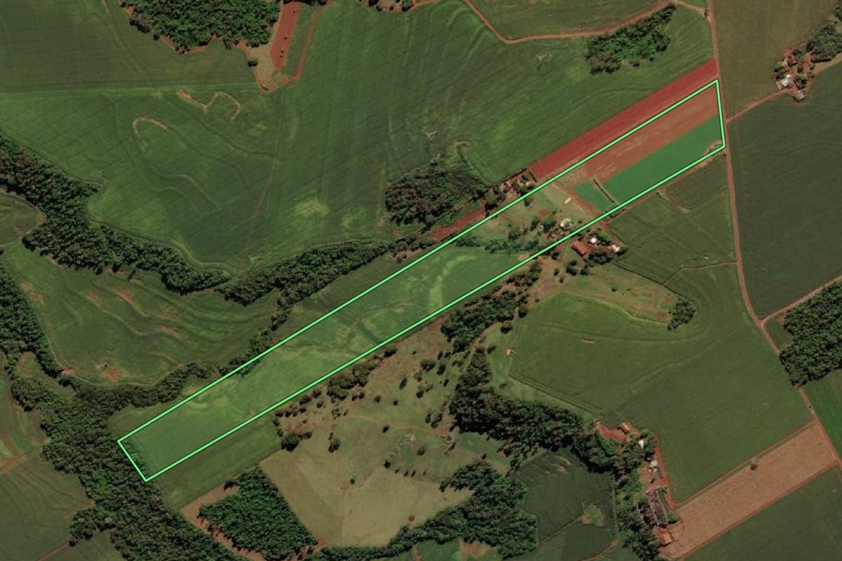 Imagem de satélite do imóvel rural em São Miguel do Iguaçu (PR), com o contorno declarado no CAR desenhado por cima.