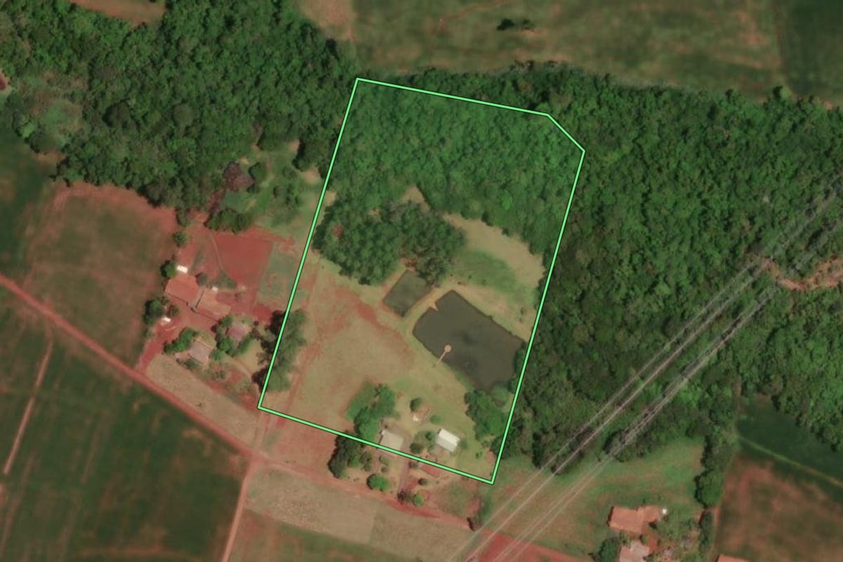 Imagem de satélite do imóvel rural em São Miguel do Iguaçu (PR), com o contorno declarado no CAR desenhado por cima.