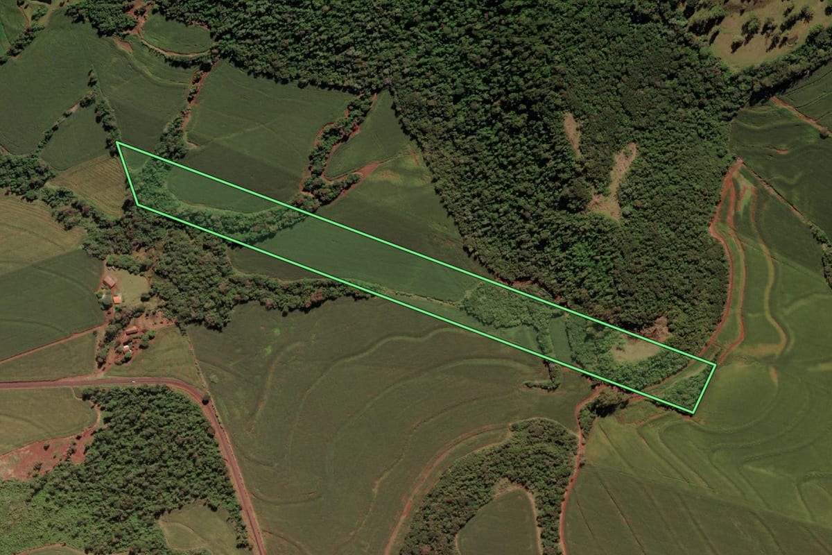 Imagem de satélite do imóvel rural em São Miguel do Iguaçu (PR), com o contorno declarado no CAR desenhado por cima.