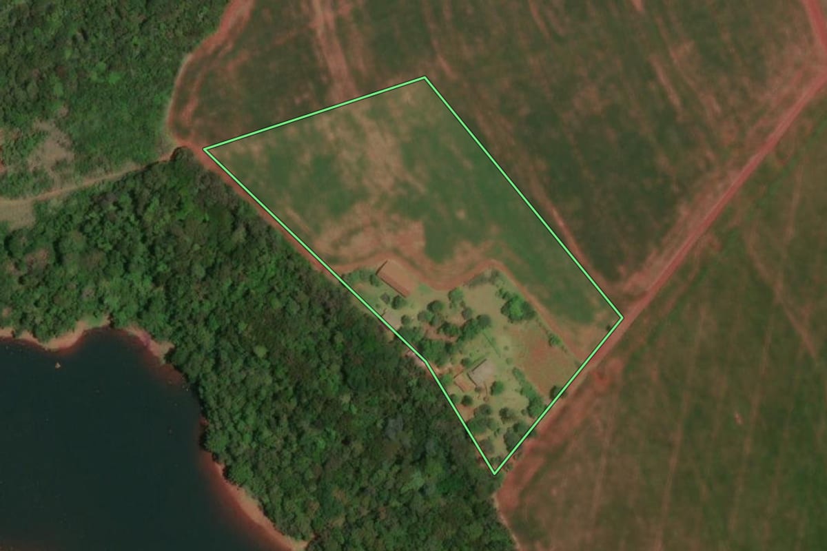 Imagem de satélite do imóvel rural em São Miguel do Iguaçu (PR), com o contorno declarado no CAR desenhado por cima.