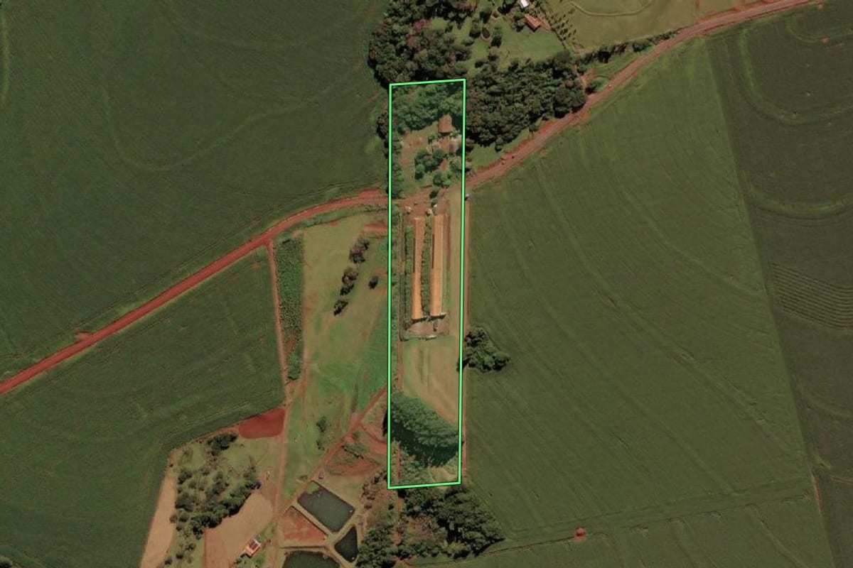 Imagem de satélite do imóvel rural em São Miguel do Iguaçu (PR), com o contorno declarado no CAR desenhado por cima.