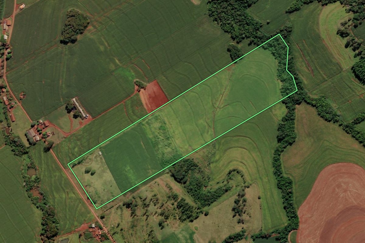 Imagem de satélite do imóvel rural em São Miguel do Iguaçu (PR), com o contorno declarado no CAR desenhado por cima.