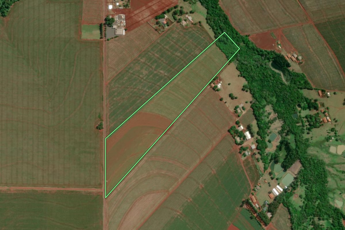 Imagem de satélite do imóvel rural em São Miguel do Iguaçu (PR), com o contorno declarado no CAR desenhado por cima.