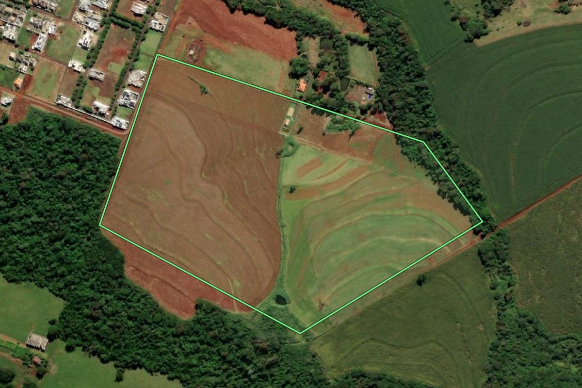 Imagem de satélite do imóvel rural em São Miguel do Iguaçu (PR), com o contorno declarado no CAR desenhado por cima.