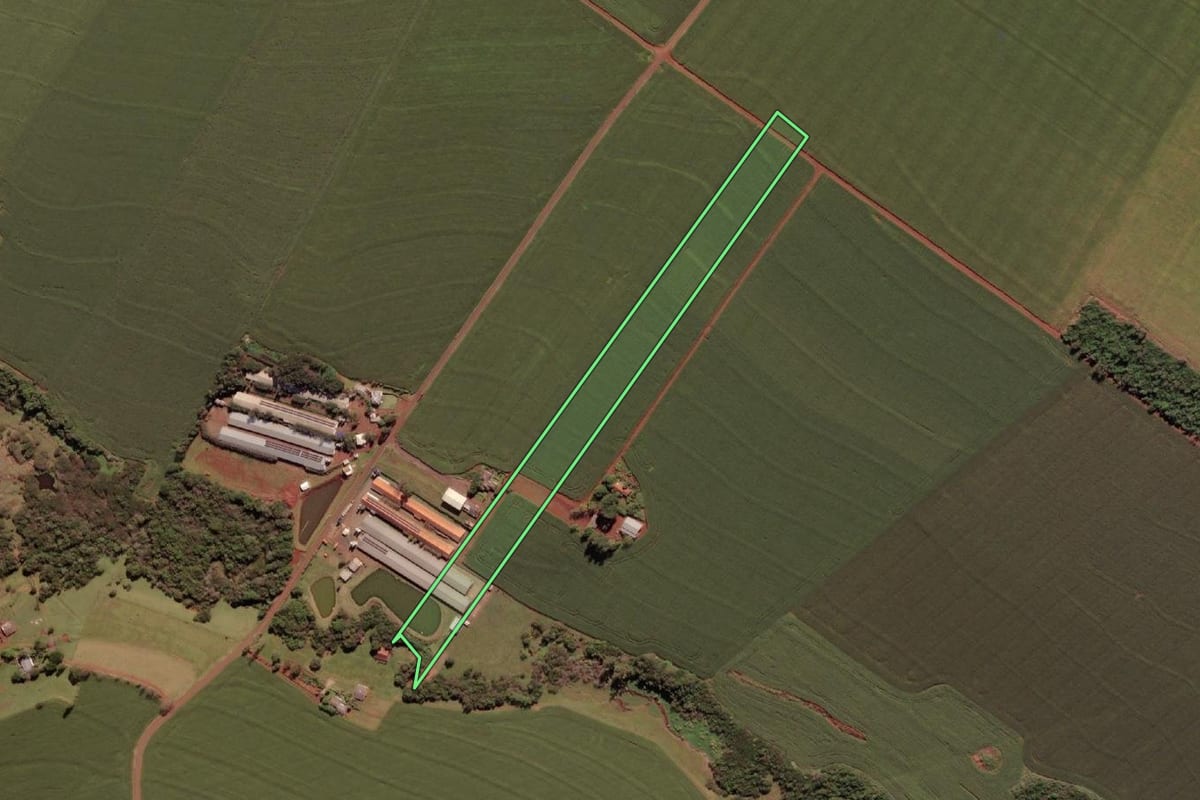 Imagem de satélite do imóvel rural em São Miguel do Iguaçu (PR), com o contorno declarado no CAR desenhado por cima.