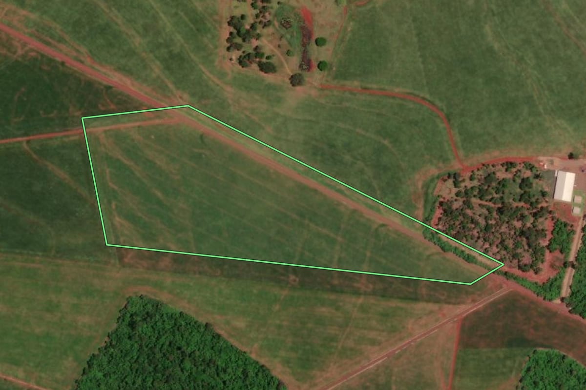 Imagem de satélite do imóvel rural em São Miguel do Iguaçu (PR), com o contorno declarado no CAR desenhado por cima.