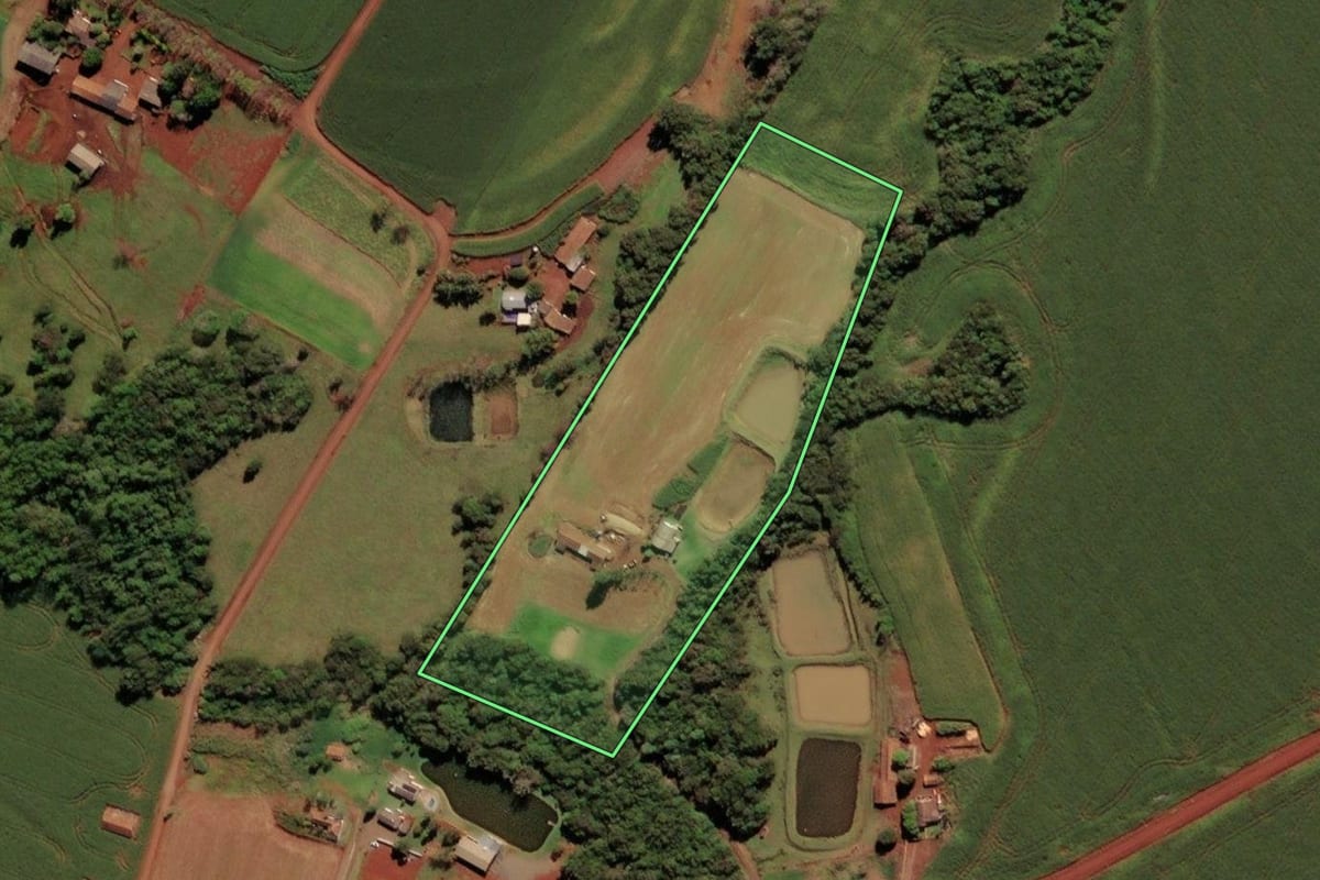 Imagem de satélite do imóvel rural em São Miguel do Iguaçu (PR), com o contorno declarado no CAR desenhado por cima.
