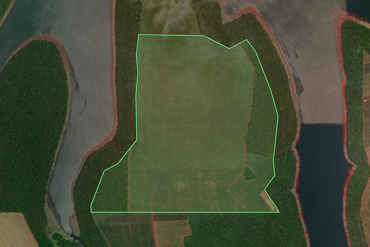 Imagem de satélite do imóvel rural em São Miguel do Iguaçu (PR), com o contorno declarado no CAR desenhado por cima.