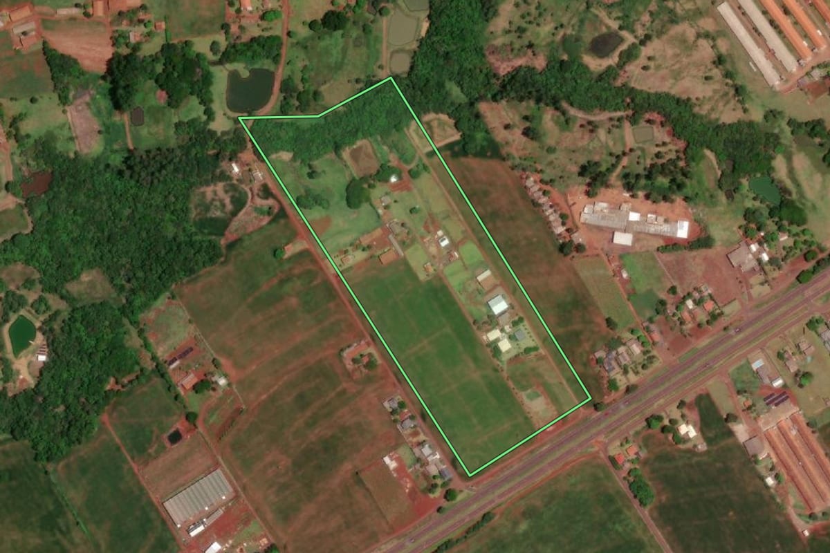 Imagem de satélite do imóvel rural em São Miguel do Iguaçu (PR), com o contorno declarado no CAR desenhado por cima.