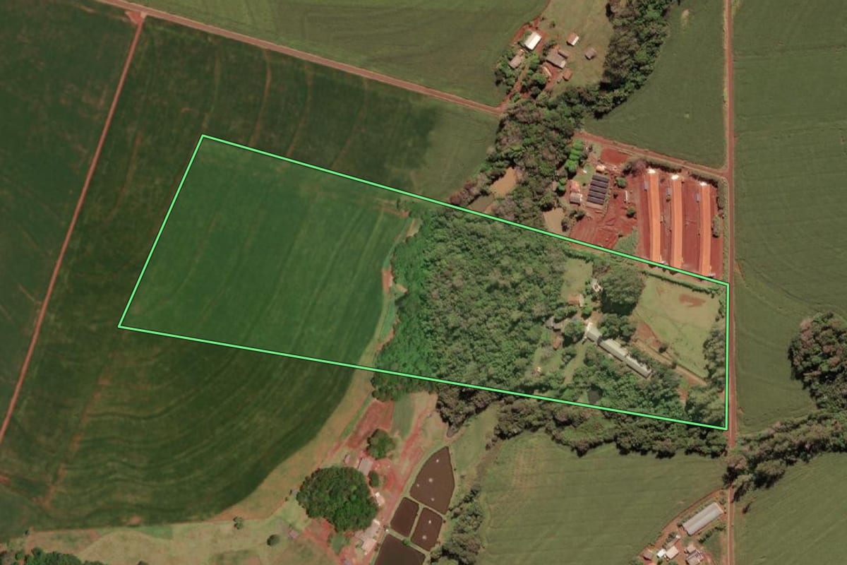 Imagem de satélite do imóvel rural em São Miguel do Iguaçu (PR), com o contorno declarado no CAR desenhado por cima.